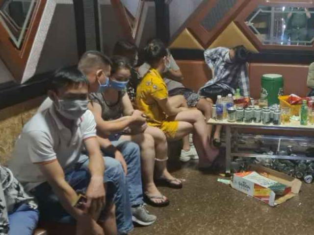 Pháp luật - “Hát cho nhau nghe” giữa mùa dịch, 13 "nam thanh nữ tú" cùng chủ quán karaoke lĩnh phạt