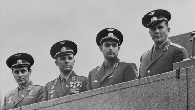 Nhóm phi hành gia tiềm năng đầu tiên giảm xuống chỉ còn 20 người, trong đó có Yuri Gagarin, đứng thứ hai từ trái sang