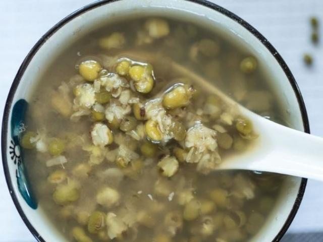 Ẩm thực - 2 "món" tuyệt đối không nên ăn cùng đậu xanh vì dễ tạo thành "độc dược"