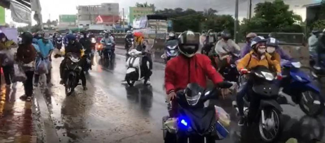 Công nhân Ninh Thuận từ Đồng Nai đi xe máy trở về ngày 31-7.