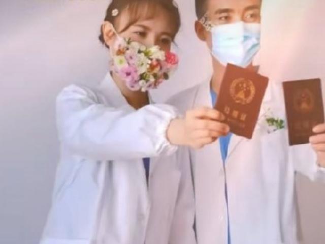 Bạn trẻ - Cuộc sống - Clip: Nữ bác sĩ đeo khẩu trang hoa chụp ảnh cưới “gây sốt”