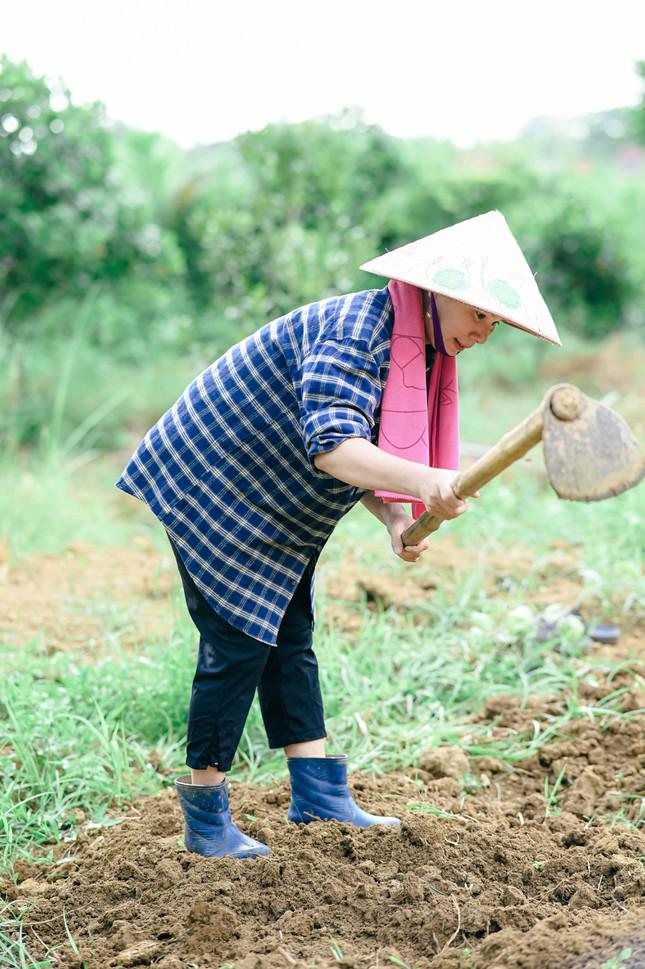 Ở nhà mùa dịch, nam sinh chụp bộ ảnh về mẹ khiến dân mạng "tấm tắc' khen - 1