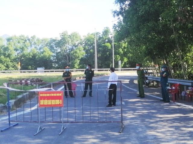 Tin tức trong ngày - Thiếu nữ chưa hết cách ly đã tung tăng đi lại: Chủ tịch xã bị đình chỉ việc