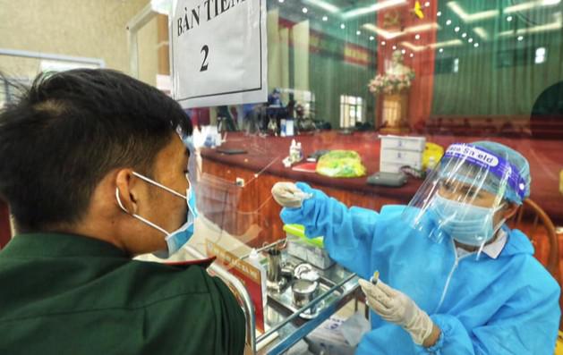 Nhóm người nào được ưu tiên trong kế hoạch phân bổ vắc-xin COVID-19 mới nhất ở Hà Nội? - 1
