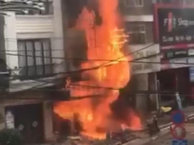 Tin tức trong ngày - Nóng trong tuần: Thót tim khoảnh khắc cứu 2 cháu bé trước khi lửa bốc lớn tại cửa hàng gas