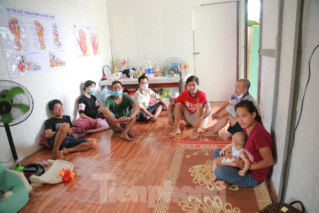 7 công nhân phải ngủ vạ vật cảnh màn trời chiếu đất ở gầm cầu vành đai 3 đoạn đối diện Bến xe Mỹ Đình những ngày qua đã có 1 cái kết thật đẹp. Họ được một số nhà hảo tâm giúp đỡ có nơi ở tạm mới tại phường Hà Cầu, quận Hà Đông, Hà Nội từ đêm&nbsp;14/08.