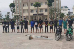 Pháp luật - Bắt 21 nam, nữ cầm bom xăng, tuýp sắt diễu phố, khiêu khích chốt kiểm dịch