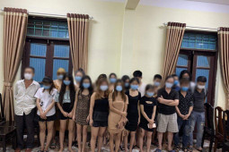 Nữ nhân viên và khách hát karaoke nhảy xuống ao trốn khi thấy công an