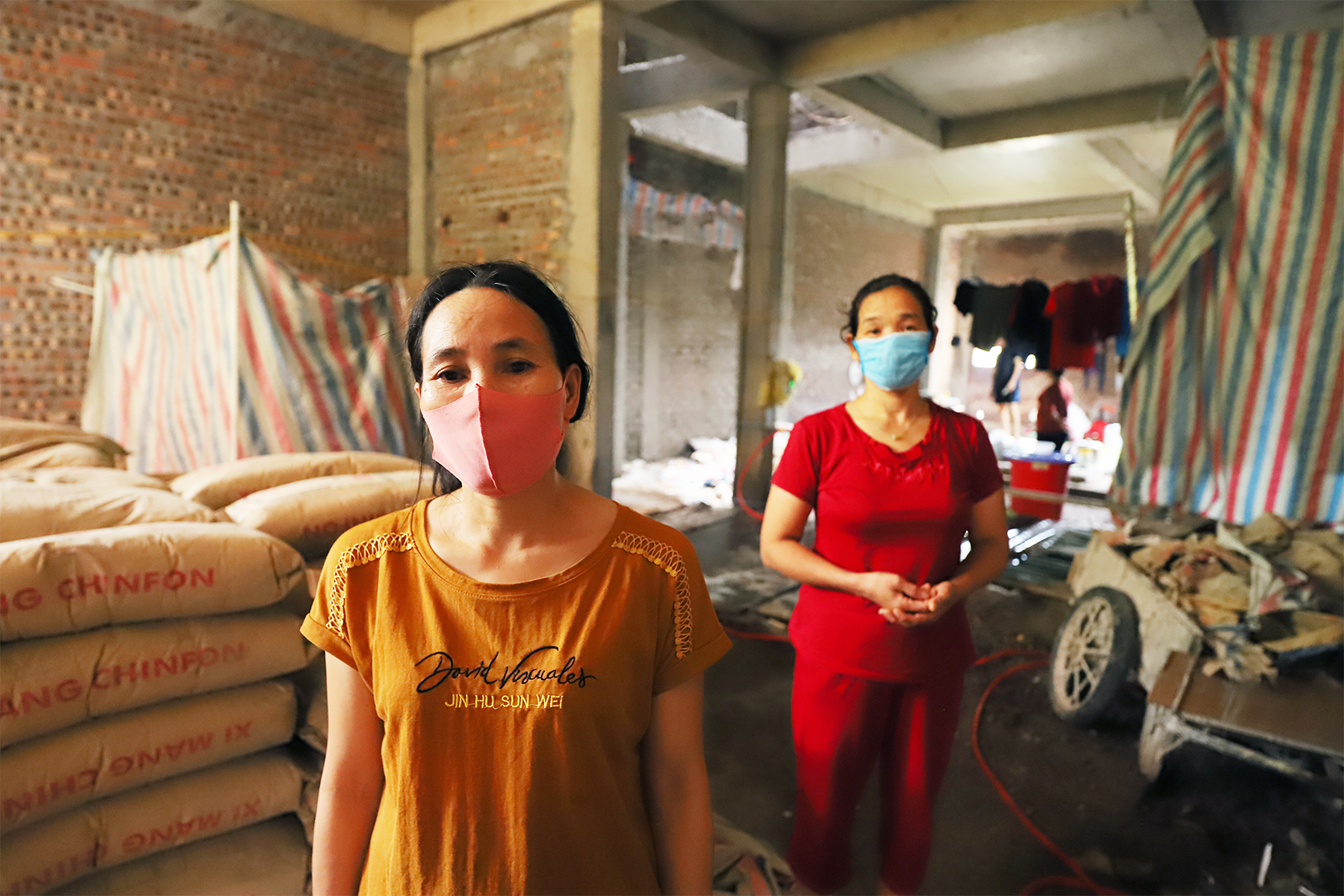Hình ảnh ấm lòng ở Hà Nội: Công an mang gạo, mì gói trao tận tay người khó khăn - 11