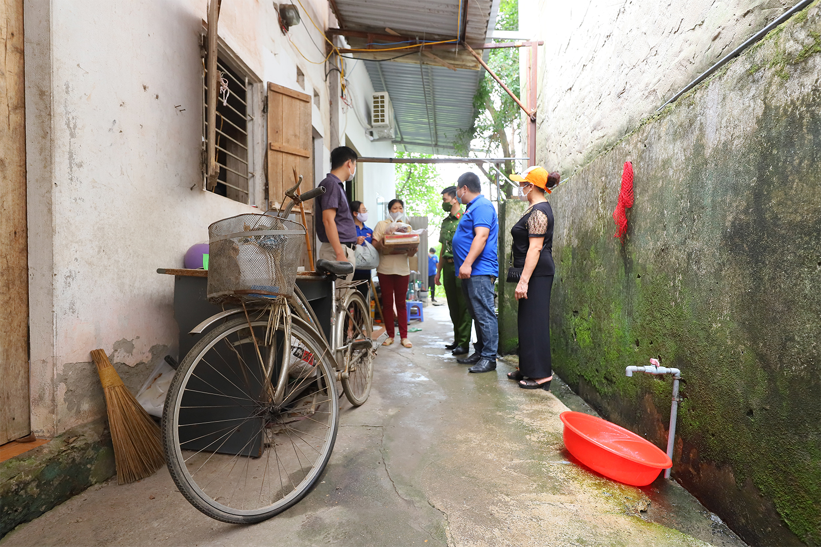 Hình ảnh ấm lòng ở Hà Nội: Công an mang gạo, mì gói trao tận tay người khó khăn - 17