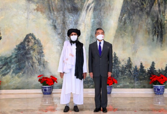 Ngoại trưởng Vương Nghị trong cuộc gặp đại diện Taliban tại Thiên Tân hồi tháng 7. (Ảnh: Xinhua)