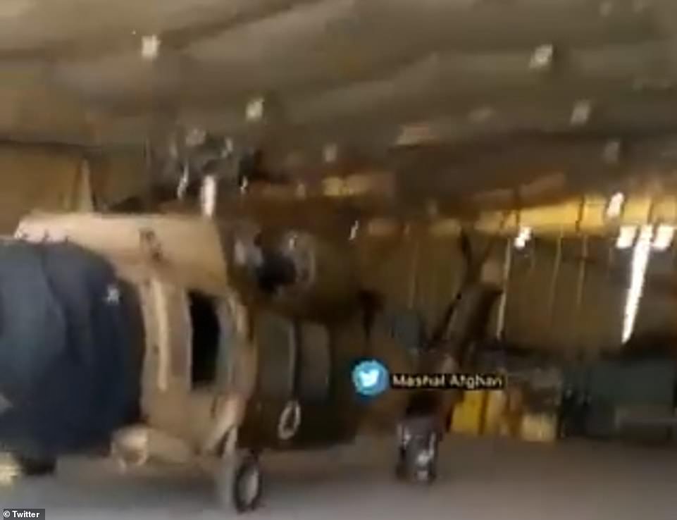 Trực thăng Blackhawk của Mỹ rơi vào tay Taliban.