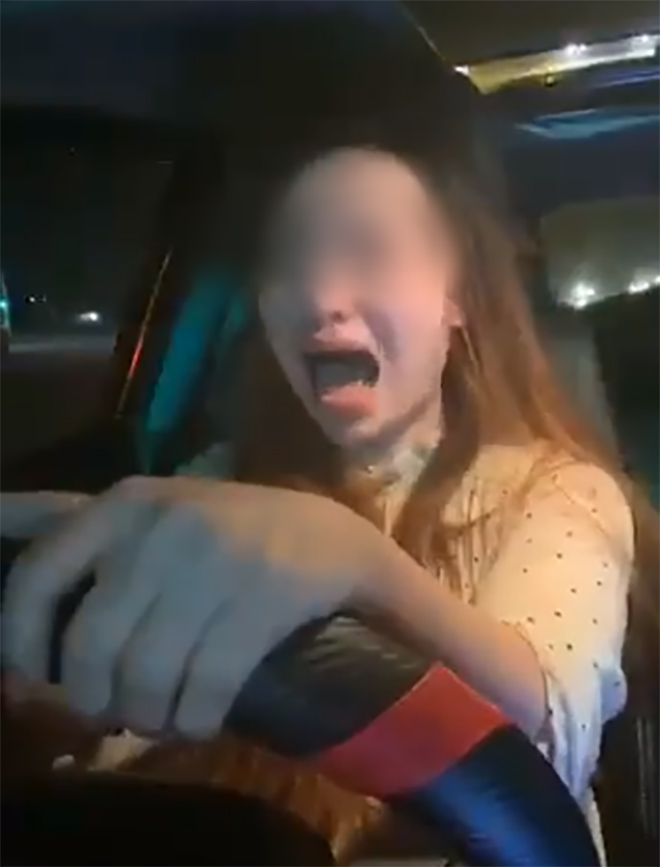 Ngân “gốm” gào khóc, đòi đâm người đi đường trong clip xuất hiện trên mạng xã hội vào năm 2019