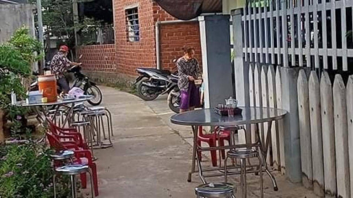 Người thân nạn nhân chuẩn bị hậu sự cho con. Ảnh: Báo giao thông