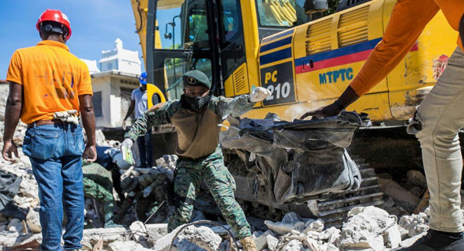 Nhà bị sập do trận động đất, ngày 15-8. Ảnh: Reuters