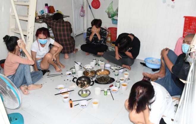 Nhóm 7 thanh niên tụ tập ăn nhậu.&nbsp;&nbsp;