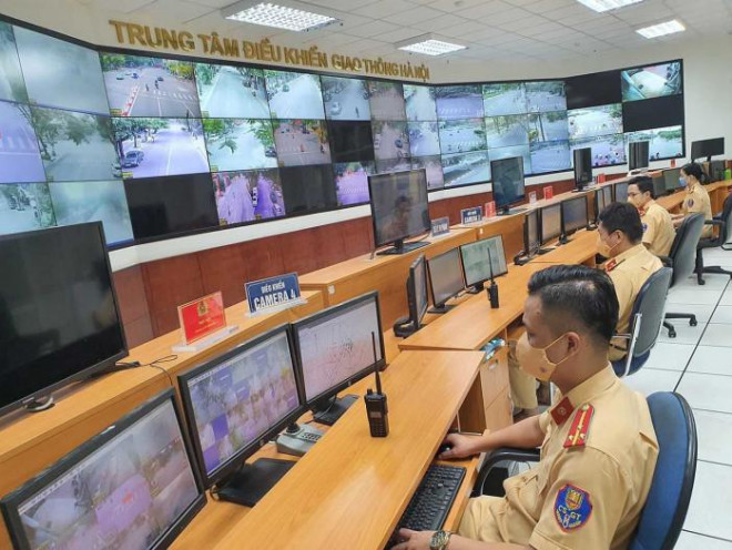 Cán bộ Phòng CSGT Hà Nội tiếp nhận thông tin xe vi phạm giao thông trong giãn cách xã hội