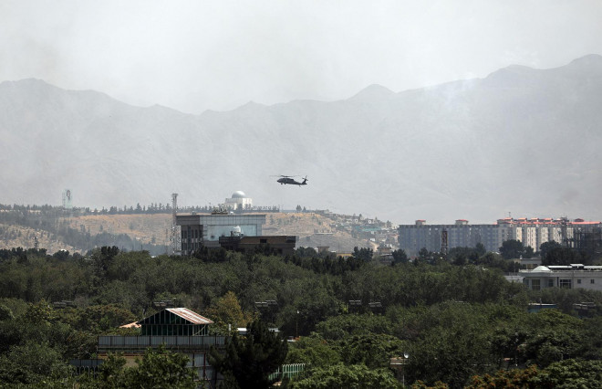 Một chiếc trực thăng Mỹ được nhìn thấy trên thủ đô Kabul hôm 15-8. Ảnh: AP