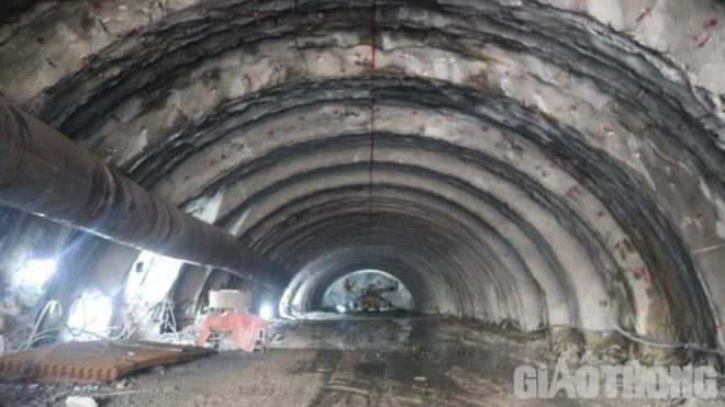 Mỗi ống hầm xuyên qua núi Thung Thi dài 680m