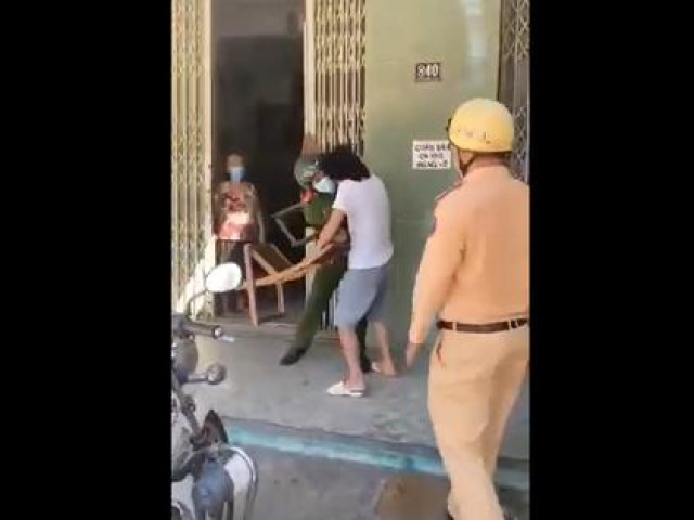 Pháp luật - Vác ghế tấn công tổ tuần tra vì bị nhắc nhở đeo khẩu trang