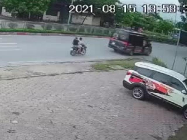 Tin tức trong ngày - Clip: Lao vào đuôi ô tô dừng "thả người", 2 người đi xe máy gặp nạn kinh hoàng