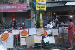 Tin tức trong ngày - Ảnh: Cảnh mua bán mới lạ tại “khu chợ nhà giàu” Hà Nội