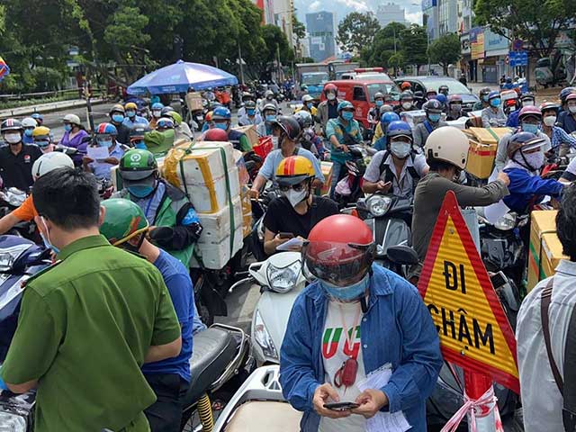 Giao thông ùn ứ tại chốt trên đường Phan Đăng Lưu (quận Bình Thạnh) vào chiều 14/8 vì người dân phải khai báo “di biến động dân cư”