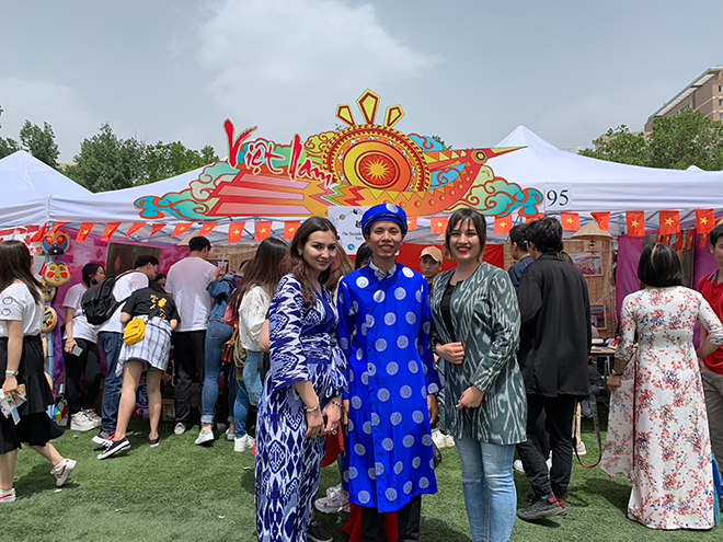  NCS.TS Nguyễn Quốc Tư (ở giữa) và các bạn bè quốc tế trong lễ hội giao lưu văn hóa tại Đại học Bắc Kinh