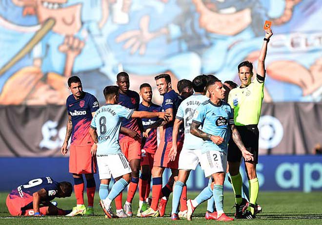 Suarez luôn gây chú ý bởi những hành động tiểu xảo