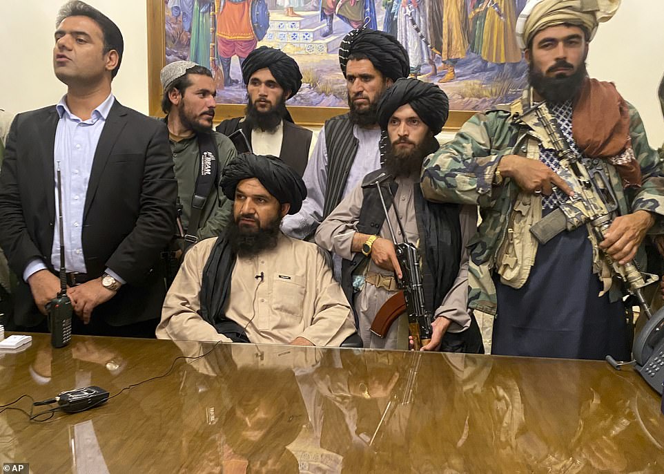 Lãnh đạo cấp cao Taliban ngồi vào ghế Tổng thống tại dinh tổng thống ở Kabul ngày 15.8.