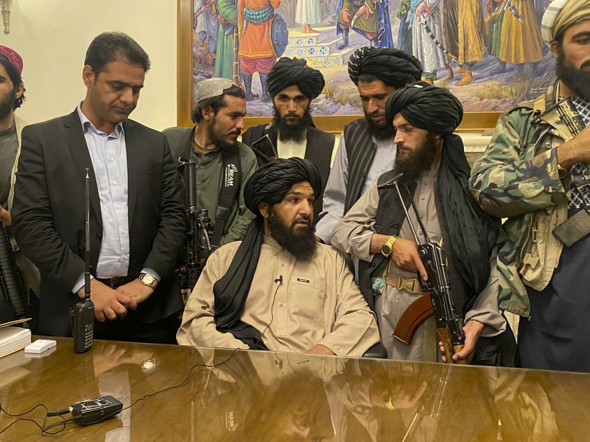 Lãnh đạo Taliban ngồi bên trong phủ tổng thống Afghanistan.
