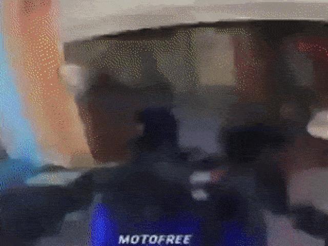 Xe máy - Xe đạp - Video: Tránh ô tô trên đường đi, lái xe mô tô lao vỡ tan tành cửa kính nhà dân