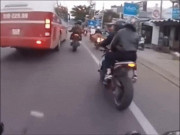 Thế giới xe - Không làm chủ tốc độ, mô tô đâm vào xe đồng đội đang dừng đèn đỏ