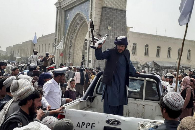 Tay súng Taliban xuất hiện trên đường phố thủ đô Kabul của Afghanistan ngày 15-8. Ảnh: REUTERS