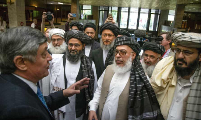 Ông Zamir Kabulov trò chuyện với những người đại diện cho Taliban, trong đó có thủ lĩnh Abdul Ghani Baradar, hồi 2019. Ảnh: AP