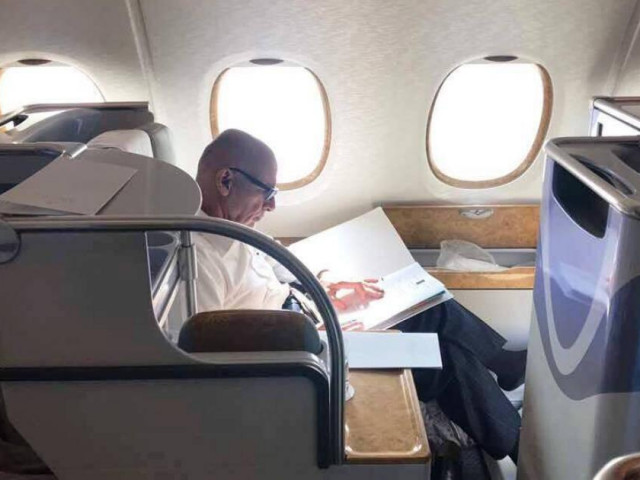 Thế giới - Máy bay chở Tổng thống Afghanistan bỏ chạy chỉ mang theo vài triệu USD?