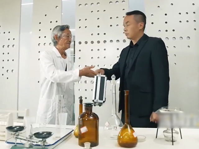 Clip hài hước - Món đồ ngụy trang "kinh khủng" nhất mọi thời đại