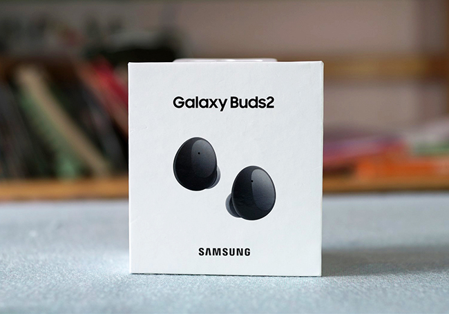 Được giới thiệu trong cùng sự kiện ra mắt siêu phẩm Galaxy Z Flip3 5G và Z Fold3 5G vừa qua, tai nghe không dây Galaxy Buds2 là phiên bản mới được thiết kế nhỏ gọn. Sản phẩm được đóng hộp không khác biệt so với các phiên bản tiền nhiệm.
