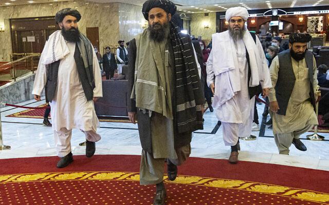 Abdul Ghani Baradar (giữa) trong phái đoàn Taliban tại Hội nghị hòa bình quốc tế ở Moscow - Nga ngày 18-3-2021. Ảnh: AP