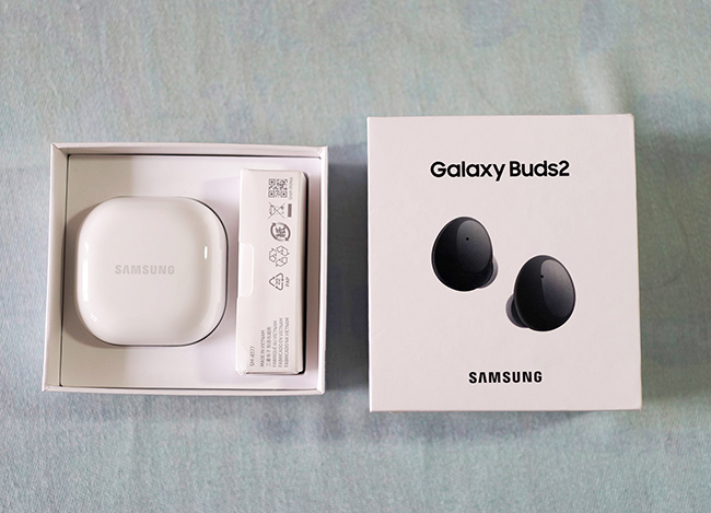 Theo giới thiệu&nbsp;của hãng công nghệ Hàn Quốc, tai nghe Galaxy Buds2 cho trải nghiệm êm ái khi đeo và giúp người dùng&nbsp;đắm chìm trong âm nhạc.
