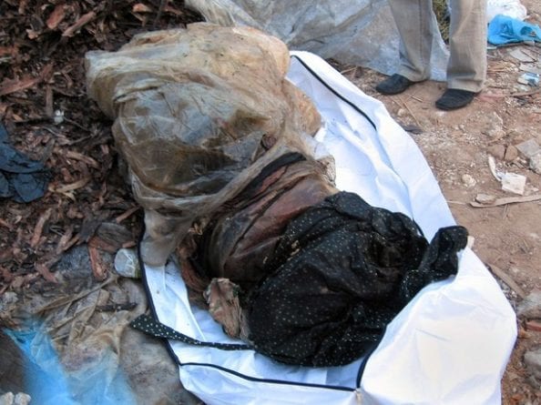 Một trong những thi thể được phát hiện trong bãi rác.