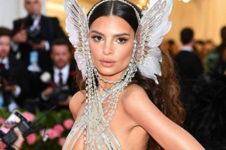 Thấy gì từ phong cách thời trang của siêu mẫu Emily Ratajkowski