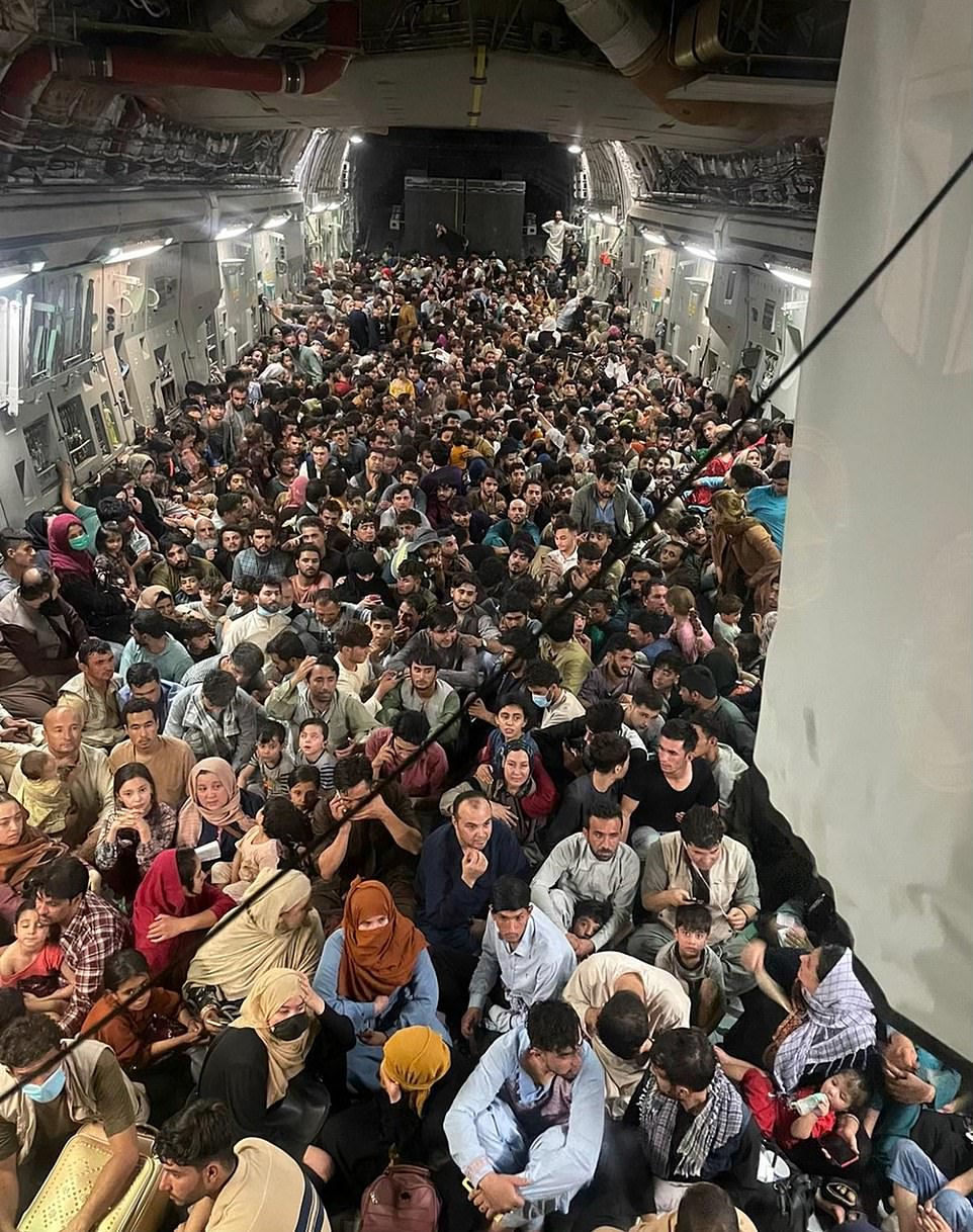 640 người tị nạn Afghanistan ngồi chật cứng trên máy bay lẽ ra chỉ chở tối đa 150 người.