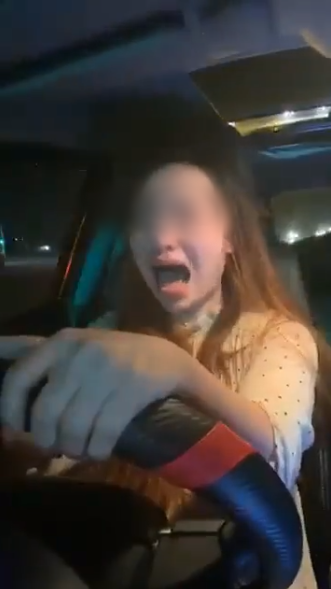 Ngân “gốm” gào khóc, đòi đâm người đi đường trong clip xuất hiện trên mạng xã hội vào năm 2019.
