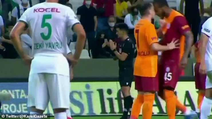 Sốc bóng đá Thổ Nhĩ Kỳ: Cầu thủ đấm đồng đội ngay trên sân, dễ bị cấm 10 trận - 1
