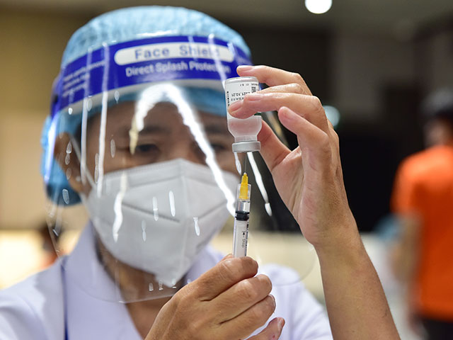 Thành phố tiếp tục triển khai tiêm phủ vắc xin mũi 1. Ảnh: Hồng Lam