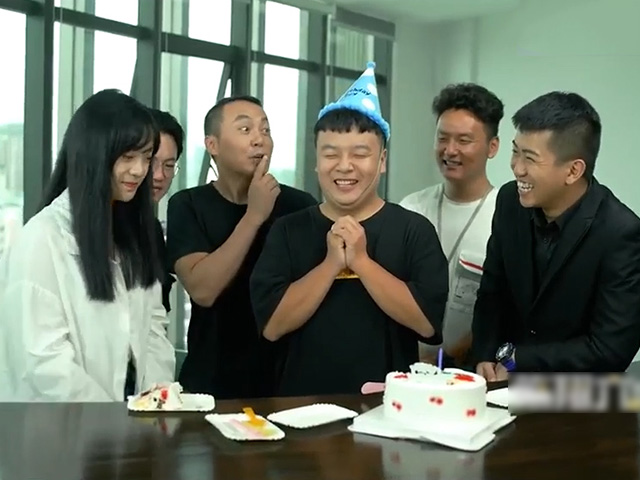 Cười 24H - Chàng trai nhận được tin "động trời" trong ngày sinh nhật mình