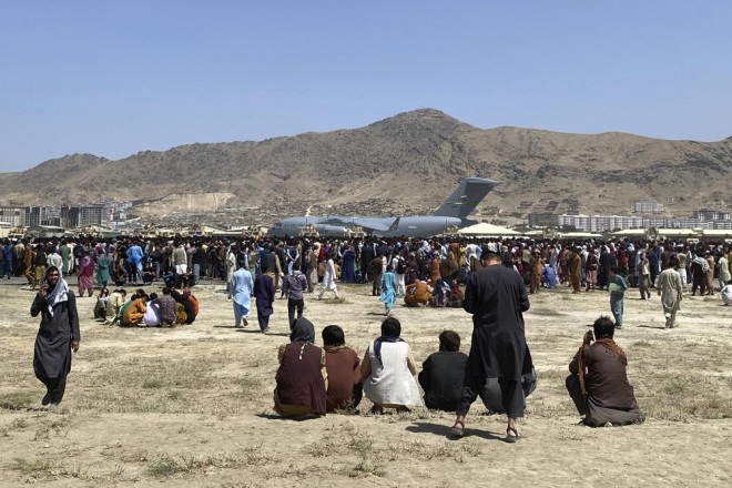 Người dân đổ về sân bay ở thủ đô Kabul để trốn chạy. Ảnh: AP