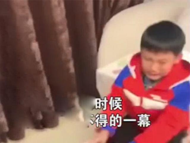 Bạn trẻ - Cuộc sống - Vừa xong bài tập, cậu bé bỗng la hét ầm ĩ rồi quăng sách vở tứ tung, lý do khiến dân mạng "cười té ghế"