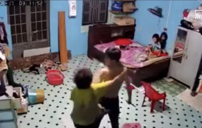 Nam thanh niên vớ được con dao dưới sàn nhà, người mẹ đã nhanh chóng đi lấy điện thoại đưa cho con